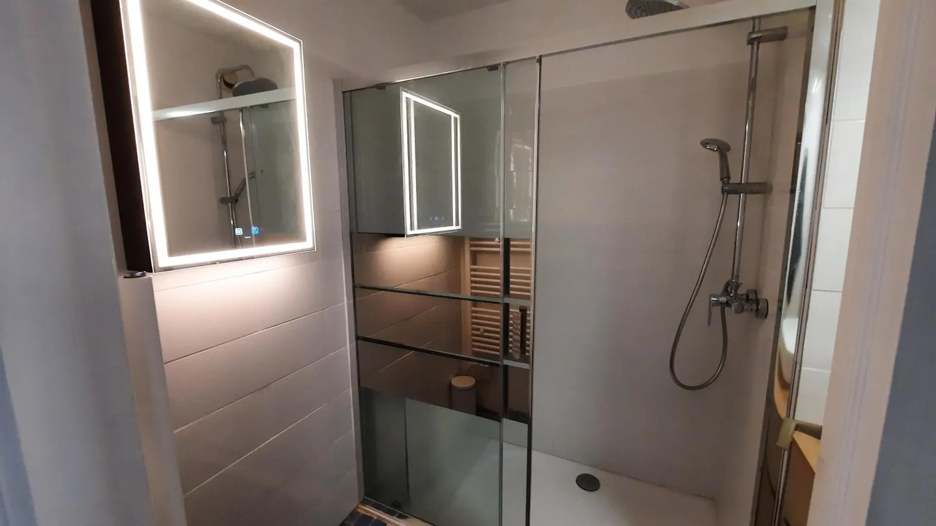 Sunny Mercury - Room In Apartment Cannes Frankrijk