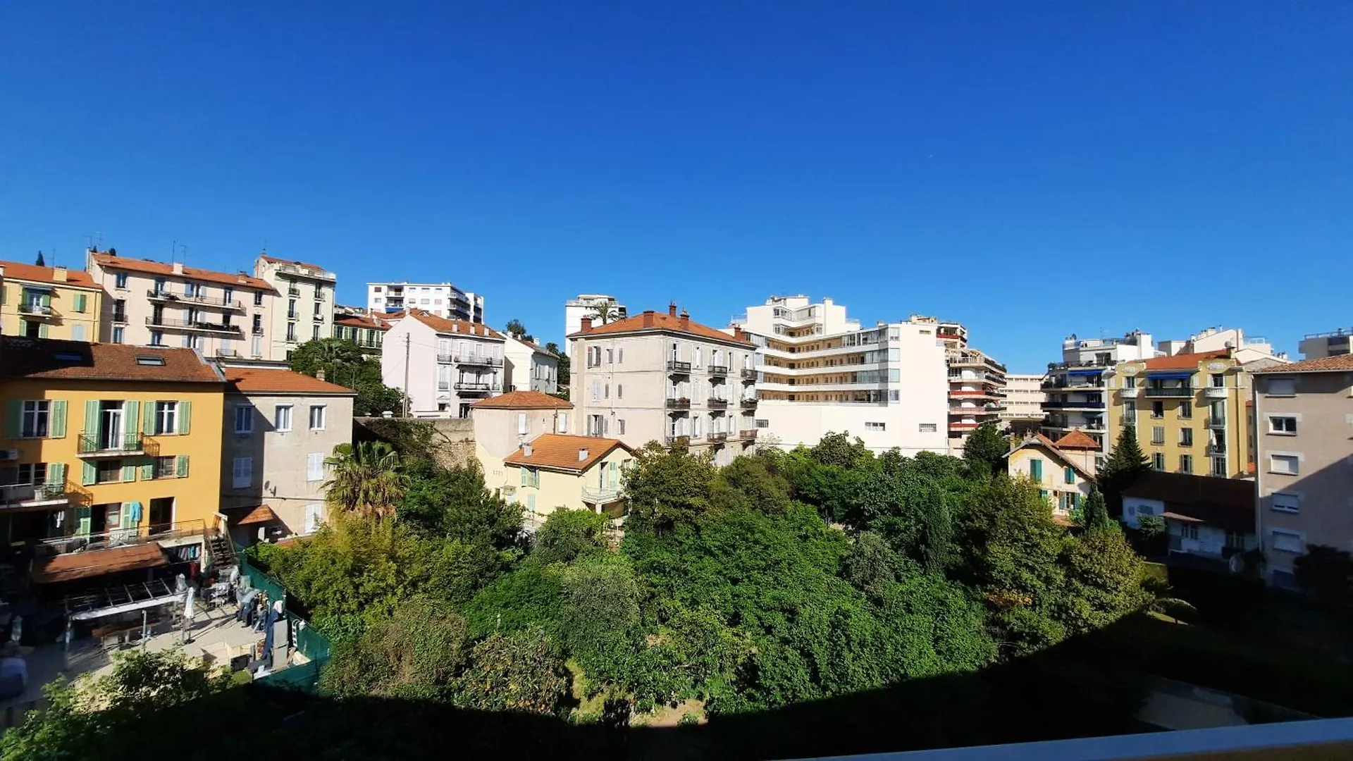 Sunny Mercury - Room In Apartment Cannes France
